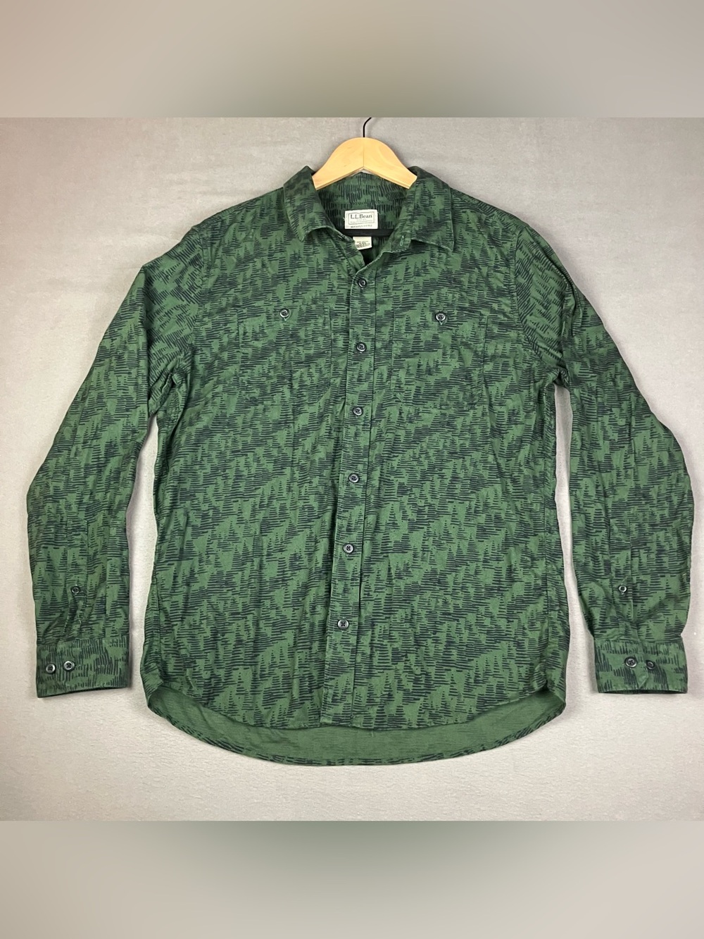 L.L. Bean Men's Shirt Size M Green Tree Print Long Sleeve Button Up Slightly Fit